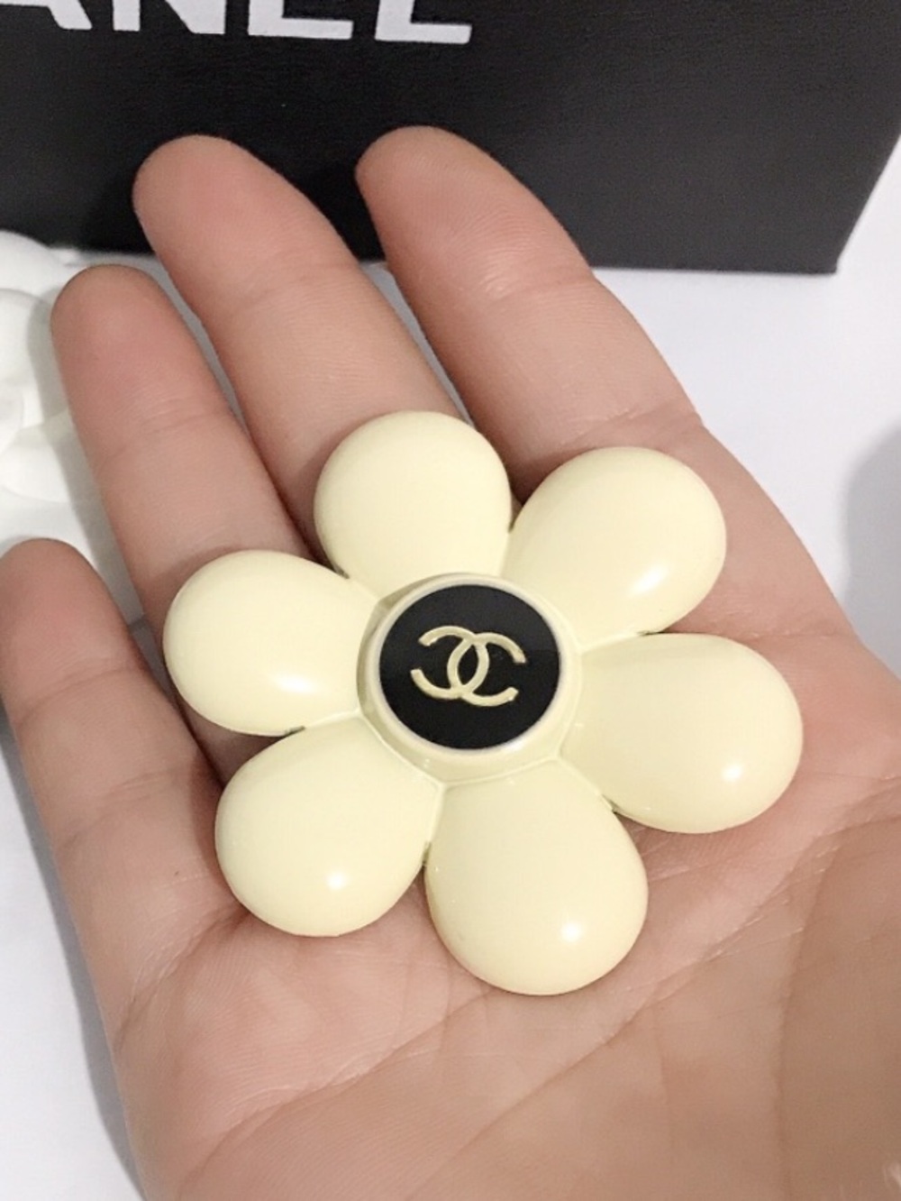 Double C Designer White Daisy Flower Brooch